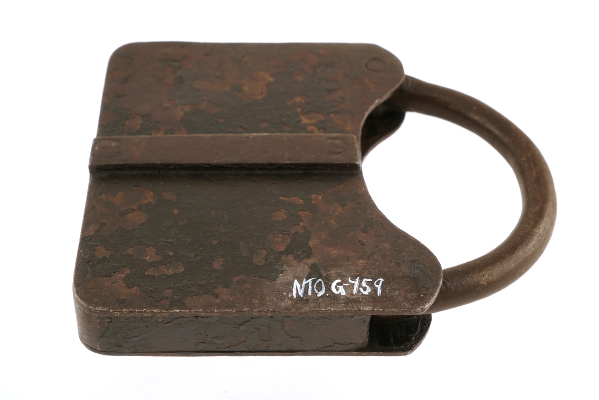 Hengelås av jern med nøkkel. Firkantet med svingbart, rektangulært lokk over nøkkelhullet.