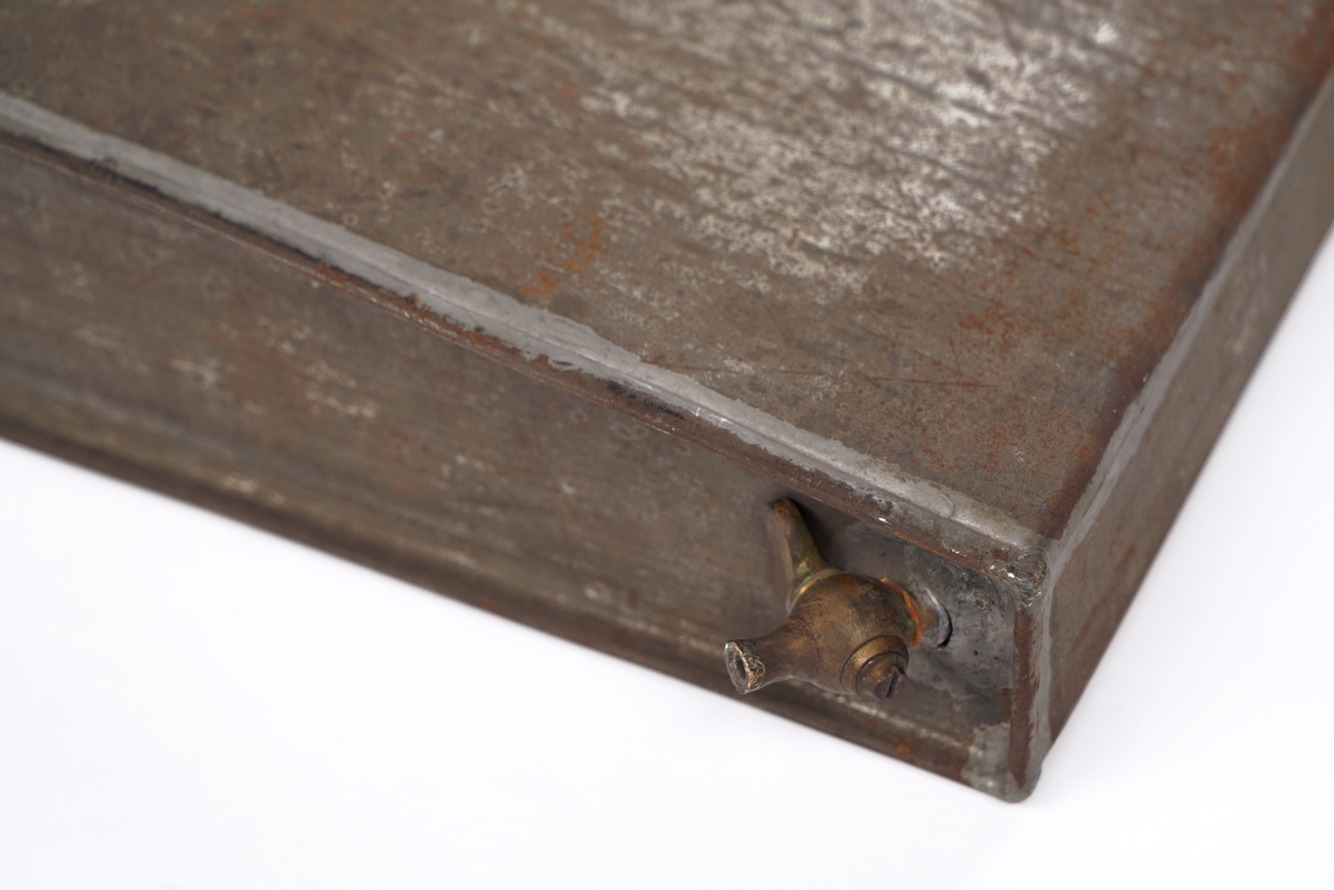 Trekkvognen kom med fergen "Peter Wessel", som trafikkerte Larvik - Fredrikshavn. Sprittanken ble funnet gjemt inne
i hytta på trekkvognen. Føreren var kjent for å ha smuglet mindre kvanta brennevin, tidligere. Han brukte denne fergen
jevnlig.