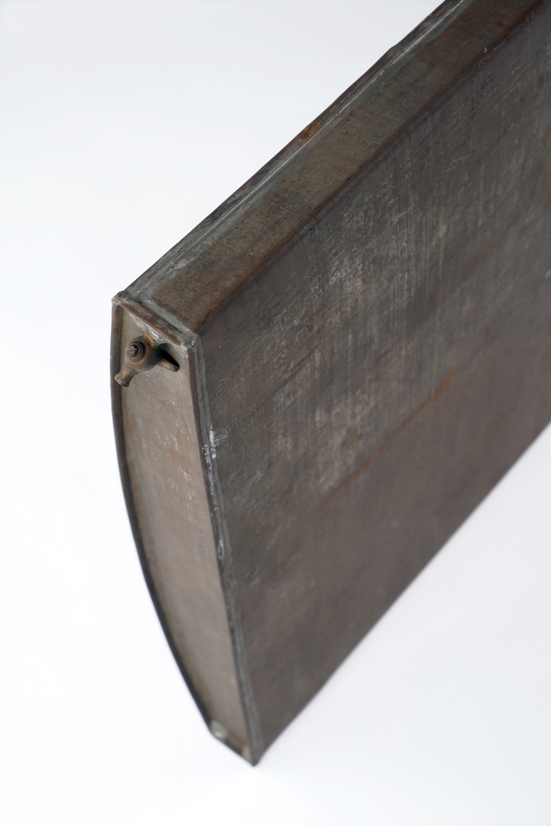 Trekkvognen kom med fergen "Peter Wessel", som trafikkerte Larvik - Fredrikshavn. Sprittanken ble funnet gjemt inne
i hytta på trekkvognen. Føreren var kjent for å ha smuglet mindre kvanta brennevin, tidligere. Han brukte denne fergen
jevnlig.