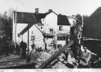 F6 Karlsborg. Explosionsolyckan torsdagen den 30/5 1940 i den östra hangarens norra del. Magnussonska villan som skadades och sedan revs. Sergeanten Magnusson tjänstgjorde under 30-talet såsom F3 representant på flygestablissementet i Karlsborg (före detta volontärskolan). Vid F6 tillkomst blev han F6:are som förrådsvaktmästare på intendenturförrådet och bodde således kvar i villan. Albumet är en del av en donation från Karl-Axel Hansson, Karlsborg. Förteckning över hela donationen finns i albumet, samt som Word-dokument.