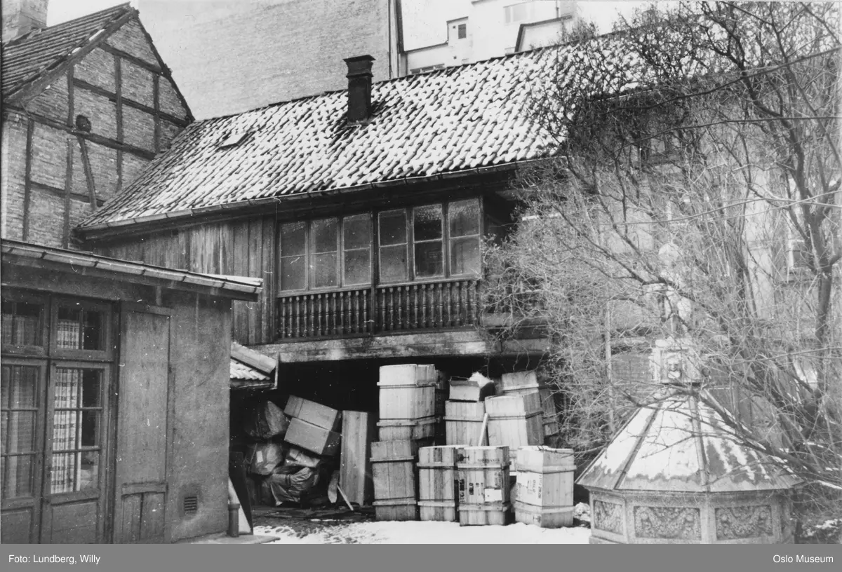 bygård, gårdsinteriør, fontene innpakket for vinteren