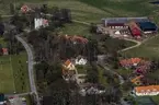 Flygfoto över Kumlaby kyrka, Braheskolan och Tingshuset på Visingsö.