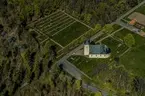 Flygfoto över Brahekyrkan på Visingsö.