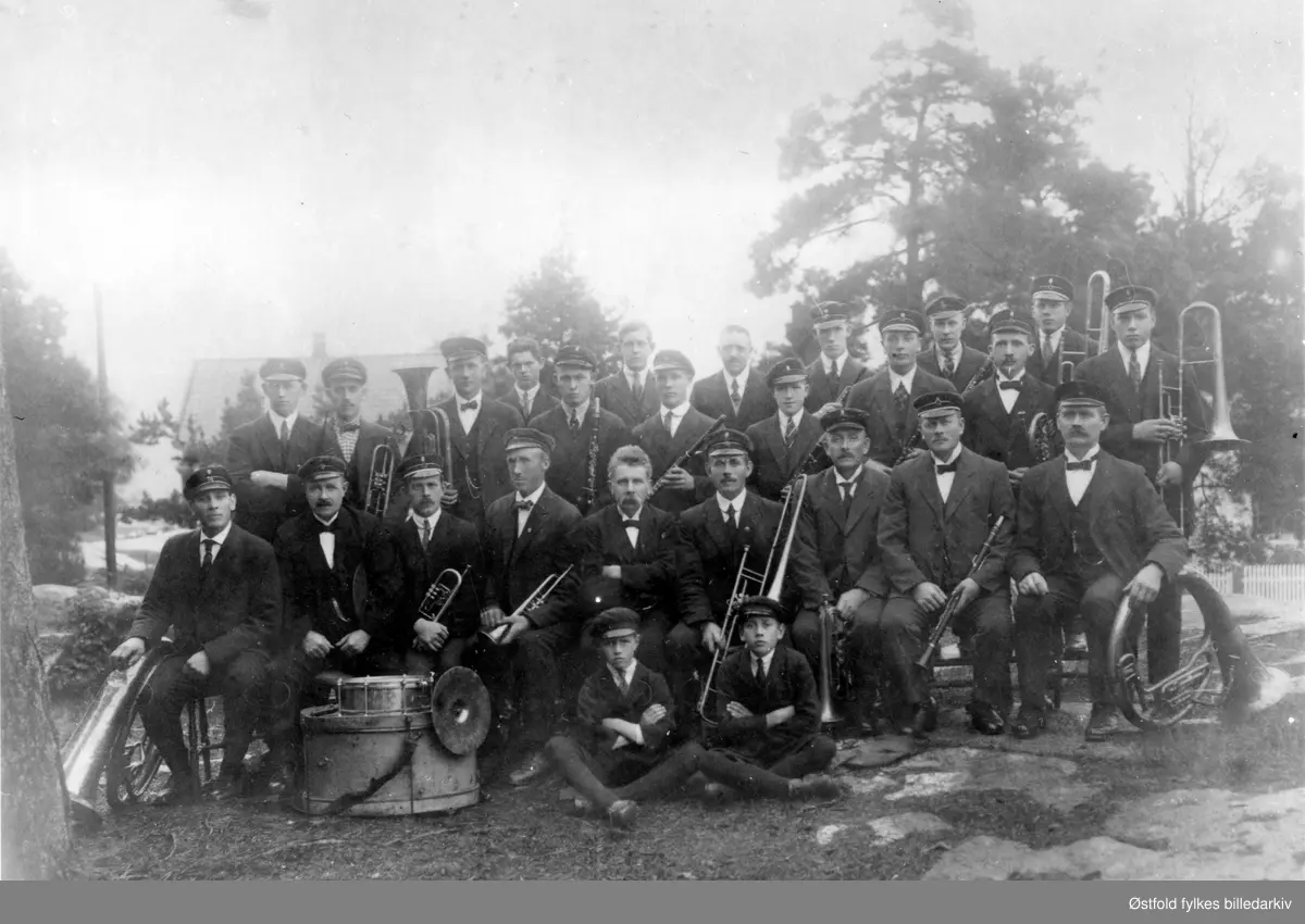 Musikkforeningen "Klang" med dirigent Olaves Brusevold i 1924 i Varteig.

Bakerste rad fra venstre: 
H. Lindmark
K. Gabestad
O. C. Toftner
Einar Gabestad
Einar Frydenberg
Ole Øby

Miderste rad fra venstre:
A. Solli
Hans Aasheim
Kristian Dammen
Kristian Grønstad
B. Eriksen
A. Bergsland
J. Johansen
Aslak Øby

Fremste rad fra venstre: 
Kr. Øby
K. Haganæs
J. Langeholt
H. Gabestad
O. Brusevold
H. Gabestad
O. Klemsdal
J. Klemsdal
O. Gabestad
Egil Hamang
Arne Øby