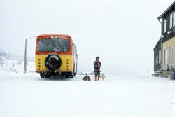 Rutebussen utenfor butikken i Masi (Máze på samisk) på 1970-