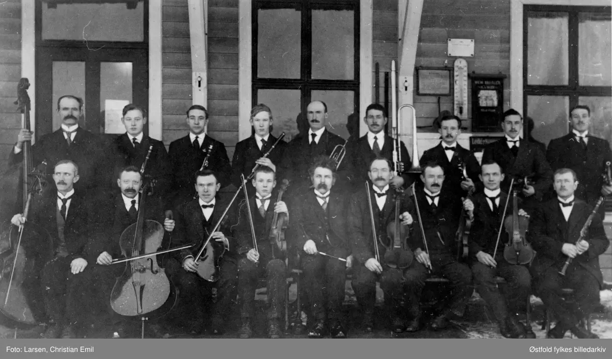 Musikkforeningen "Klang" Ise, 1919 i Varteig. 

Bakerste rad fra venstre: 
O. Gabestad
K. Gabestad
J. Johansen
Einar Gabestad
Henry Gabestad
Hans Gabestad
Johs. Johansen
Hans Åsheim 
Kristian Øby

Fremste rad fra venstre: 
K. Nordgård
O. C. Toftner
Hans Sandaas
Olav Gabestad
Olaves Brusevold
Olav Klemsdal
K. Haganæs
Kristian Dammen
Johannes Klemsdal