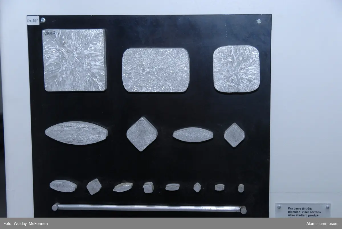 En plansje som viser produksjonens ulike stadier fra barre til vaiere i Trådvalseverket.  Plansjen bstår av 16 ulike eksempler.