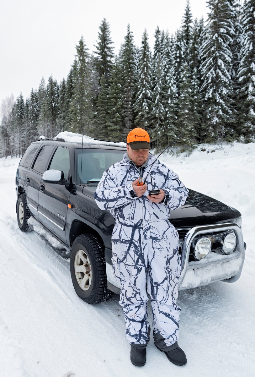 Fra ulvejakta 2018. Jakt på ulv som lever vekselsvis i og utenfor ulvesonen i Hedmark. Jaktleder Arne Sveen koordinerer jakta og jegerne som jaktet på Julussaflokken fra Brenna langs Storsjøvegen i Rendalen kommune mens det var sporing på ulv på Vestkjølen i området øst for Koppang og Evenstad. Kontakten innad i jaktlaget skjedde ved bruk av jaktradioer, en lukket gruppe på Facebook samt Messenger. Jakt på rovdyr. t. Bruk av jaktradio. Lisensjakt på ulv.