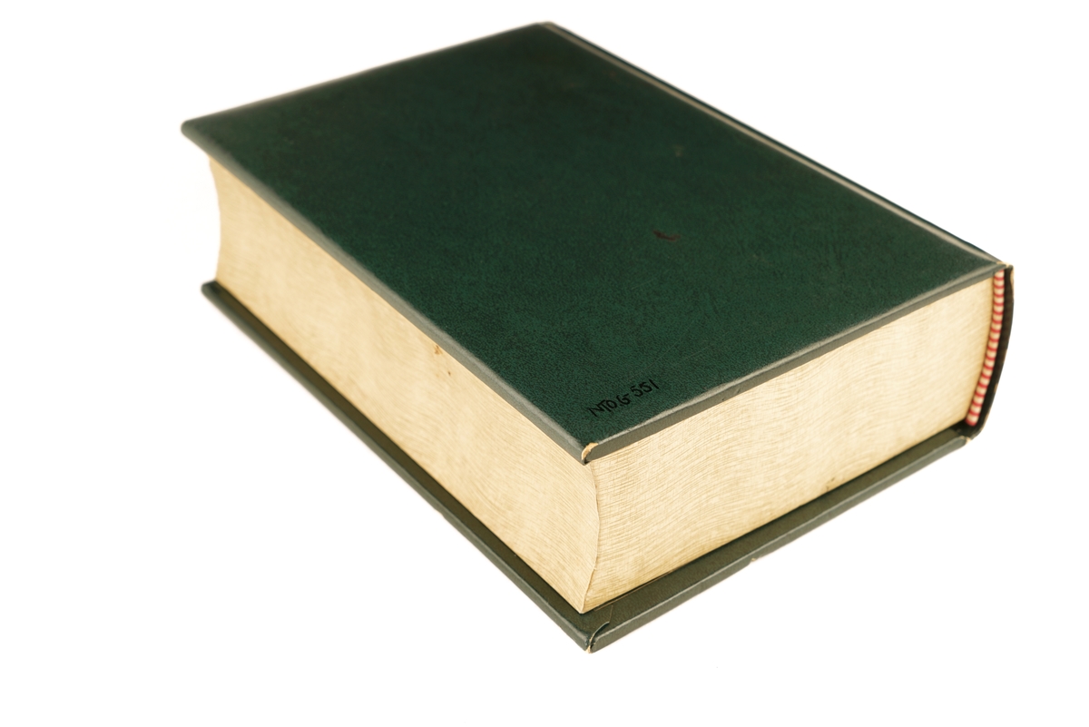 Bok i mørk grønt skinn. Det som skulle være boksider, er treverk. Dette er uthult for å romme sigaretter.