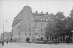 Linköpings sparbank 1930. Byggnaden stod färdig 1911, uppförd efter ritningar av stockholmsarkitekten Torben Grut. Bilarna i förgrunden är taxibilar som väntar på kunder vid Sankt Larstorgets droskstation.