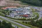 Flygfoto över Hotel ibis och tre hamburgerkedjor utmed E4:an söder om Värnamo.