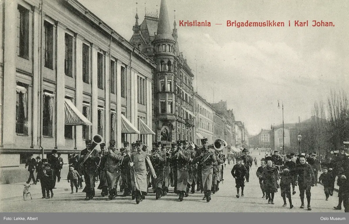 Brigademusikken, musikere, publikum, gutter, Universitetet, forretningsgårder