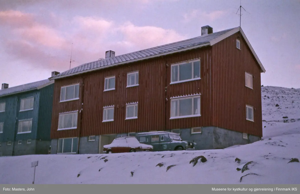 Vinterbilde. Storbukt. Hus i Seppoladalen. Antatt samme 'airforce houses' for militæransatte som på bilde NO.F003774, men med ny farge. 1962/63.