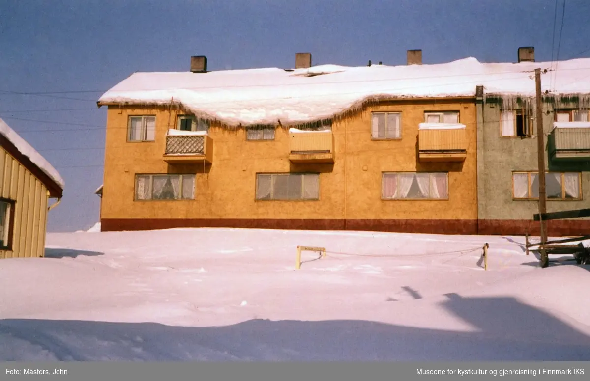 Vinterbilde. Hus i Honningsvåg eller Storbukt. 1962/63.