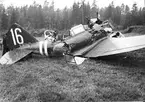 F6 Karlsborg 1940. Flygplan B6 nr 16 totalförstördes vid haveri den 20/9 1940. Haveriorsaken var felmanövrering hos föraren, aspirant Lindström, som omkom. Passageraren, aspirant Nyström skadades. Den återstående B6:an som fanns på F6, kasserades pga. höga reperationskostnader efter ett haveri. Albumet är en del av en donation från Karl-Axel Hansson, Karlsborg. Förteckning över hela donationen finns i albumet, samt som Word-dokument.