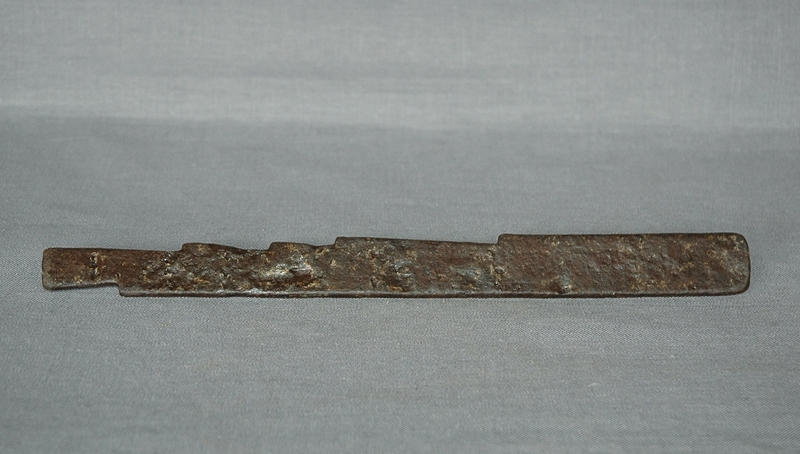 Arkeologiskt föremål. Mått av järn.