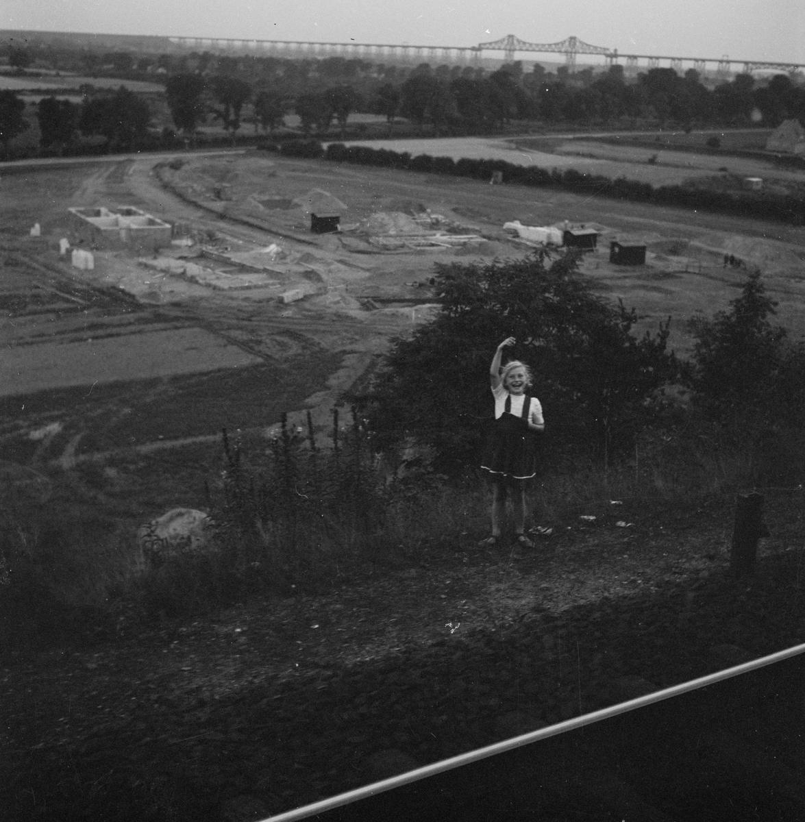 Nybyggnation av hus, järnvägsbron i bakgrunden är sannolikt den vid Rendsburg, Tyskland 1949.