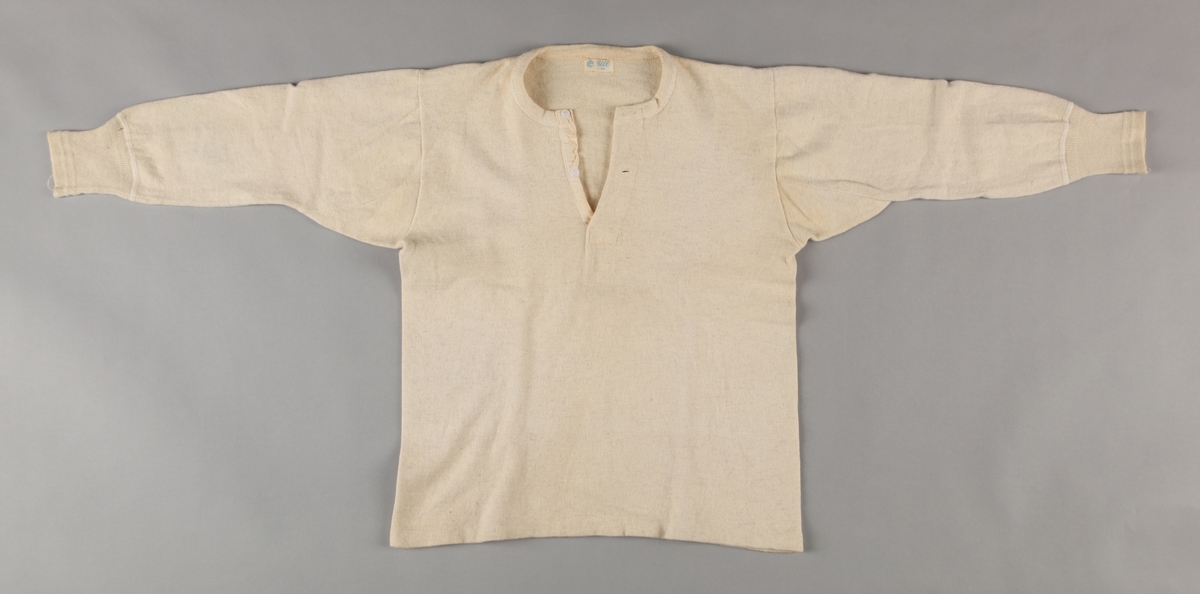 Ubleika langarma trøye. Splitt med knappestolpe i bomull, to knappar i front. Ribbestrikka brôt. Storleik 50