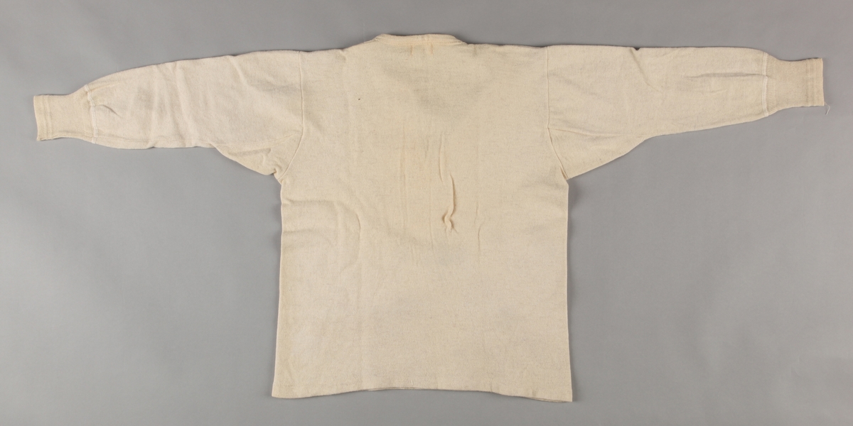 Ubleika langarma trøye. Splitt med knappestolpe i bomull, to knappar i front. Ribbestrikka brôt. Storleik 50