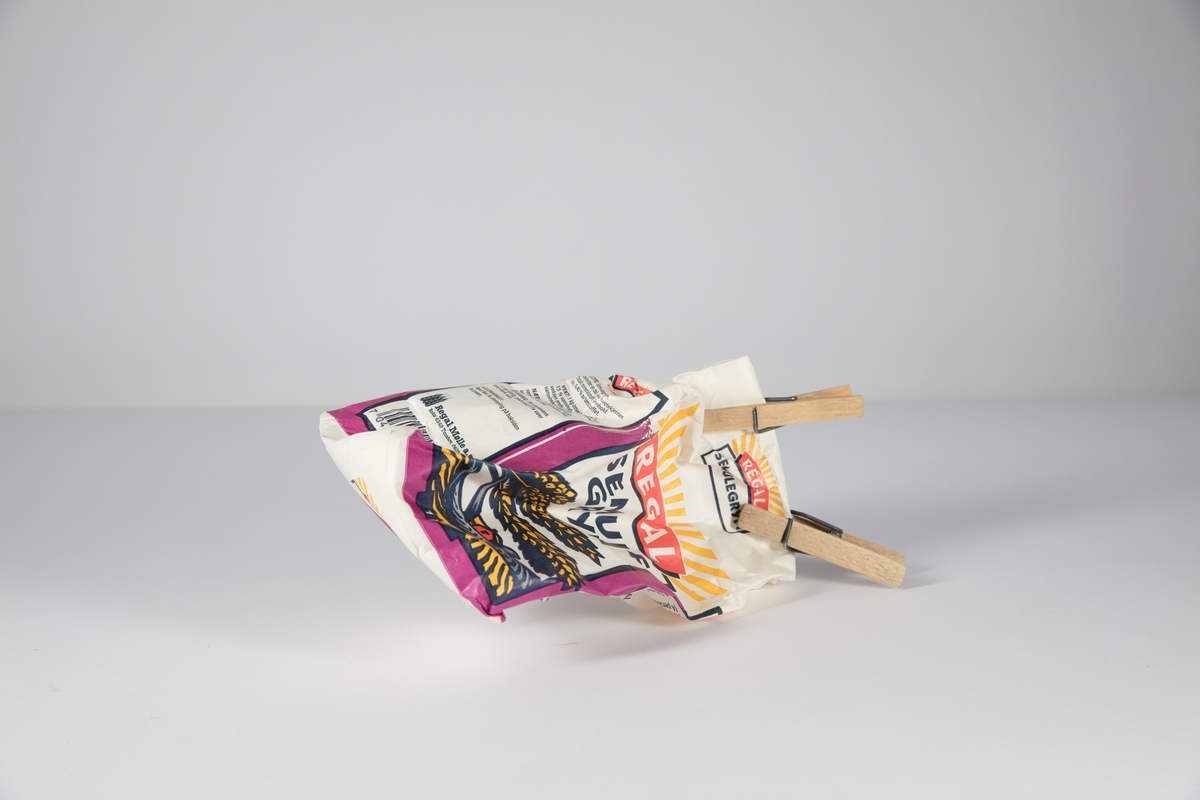 En pose med emballasjer til ulike typer mel, sjokolader, havregryn etc.