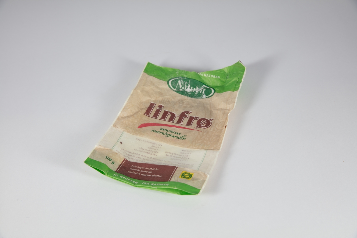 En pose med emballasjer til ulike typer mel, sjokolader, havregryn etc.