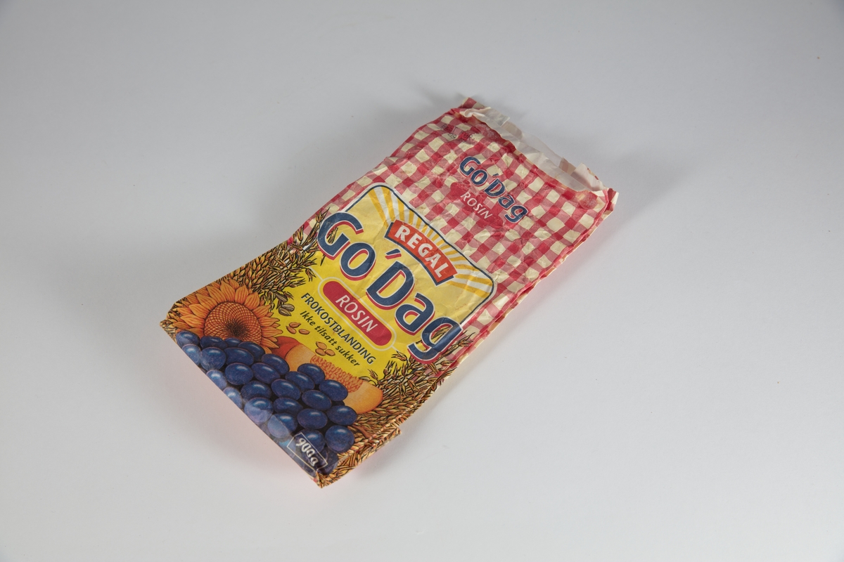 En pose med emballasjer til ulike typer mel, sjokolader, havregryn etc.