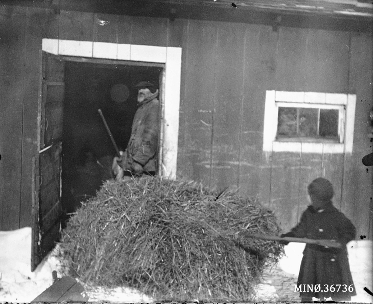 For til dyra. Evelyn og Nils i døra på farmen i Strum, Wisconsin