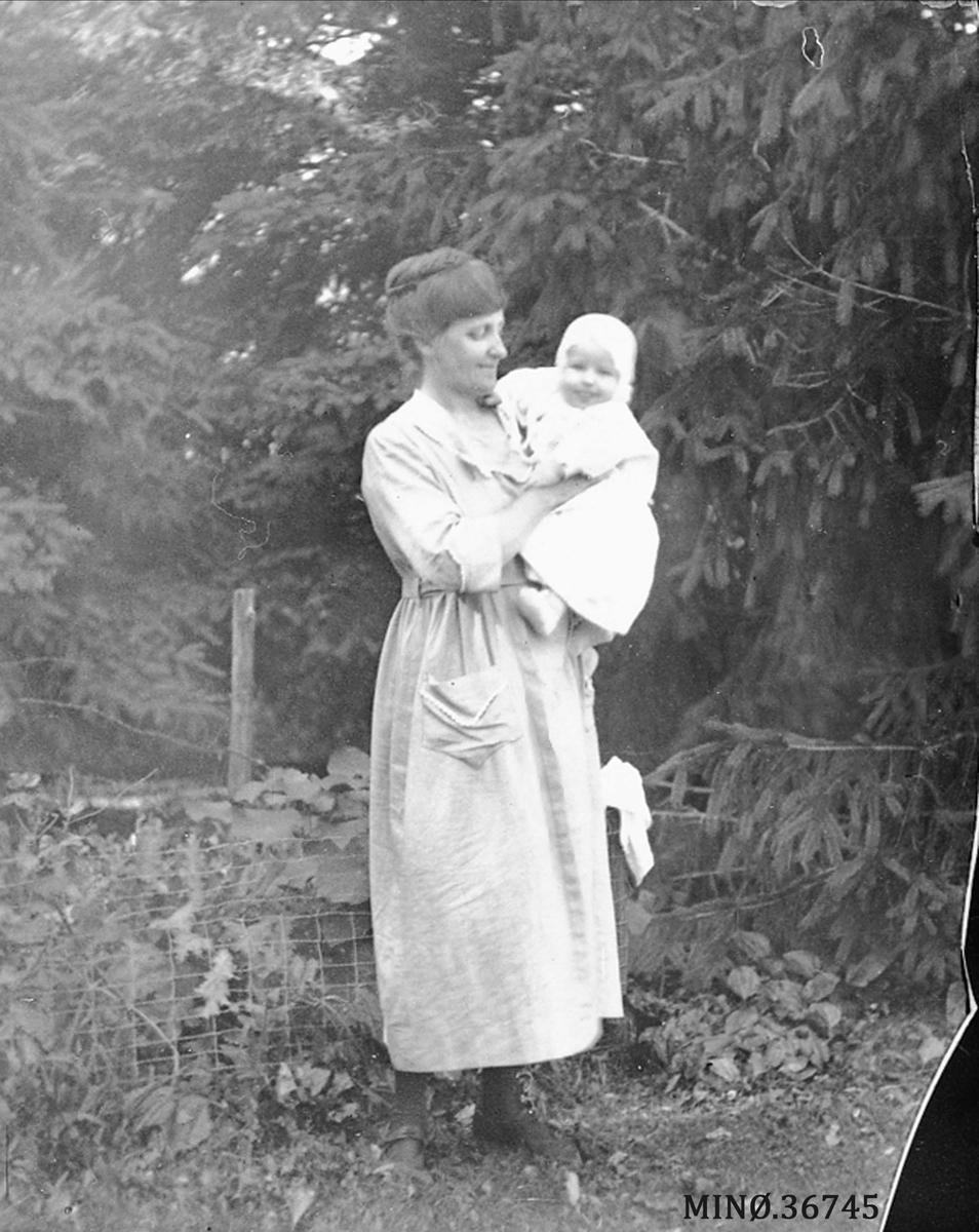 Kvinne og barn - Julia og Norman Eidet