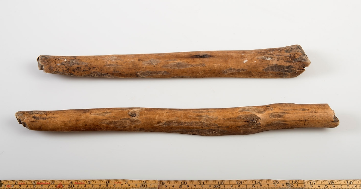 Opprinnelig fem rosttrær, oppgitt til kløyvd bjørk (lagt til opplysning om oldertrær). 40-50 cm lengde, 4-6 cm bredde.