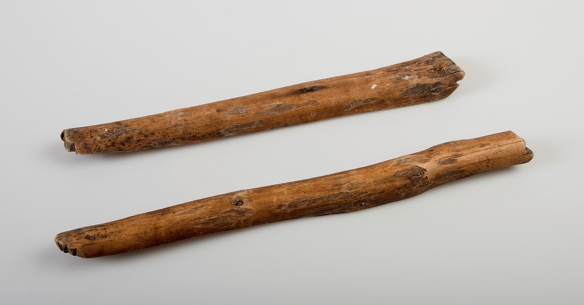 Opprinnelig fem rosttrær, oppgitt til kløyvd bjørk (lagt til opplysning om oldertrær). 40-50 cm lengde, 4-6 cm bredde.