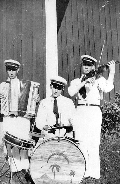 "Vitsands trio". Spelade mycket i början av 1930-talet. Tryggve Nilsson, dragspel, Johan Röhr, fiol, Gunnar Persson, trummor (F.7-3-1917)