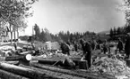 Restaurering av Östmarks kyrka, 1930-talet. Täljning av spån.