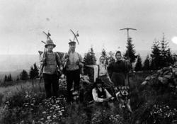 Syskonen Olsson på väg på myrslåtter, från vänster: August O