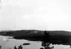 Utsikt över sjön Letten efter uppdämningen 1955, från Bograngsbergets topp mot Letteråsberget.