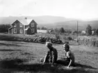 Gunnar och Dagny Thorsen utanför sitt hem i Vålberget, Norge