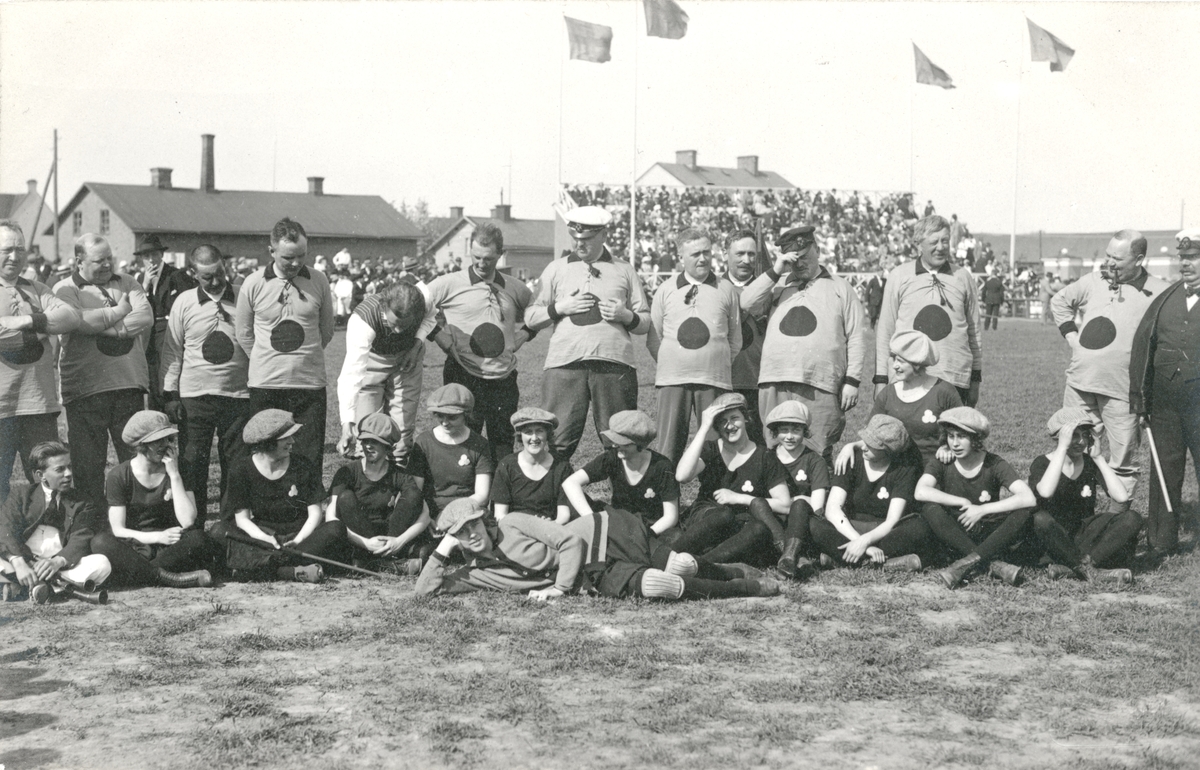 Motiv från firandet av Barnens Dag i Linköping 1922. Bilden visar laguppställning inför en lekfull fotbollsmatch mellan ett Oldboyslag och flickor från Linköpings gymnastikförening. I det manliga laget deltog grosshandlare Arthur Magnusson, åkaren F. G. Edman, stadsbudet L. E. Sandberg, föreståndaren Hj. Örtengren, författaren Nils Larsa Waange, direktörerna Salomon Löwentahl, Ernst Clason, Anton Klingblom och kamrer C. L. Sabelström samt grosshandlare Edvald Björkman. I gymnastikföreningens lag ingick målvakten Maja Broström, backarna Elna och Siri Jonsson, halvbackarna Anna Sik, Stina Rosén och Edit Dahlgren, yttrarna Toto Johansson och Märta Persson, innrarna Stina Hansson och Siri Idén samt som centerforward Greta Seger. Som domare agerade förtjänstfullt Åttmar Stenborg, som ÖC beskrev vara "tränad i grenen och säker i uppfattningen". Matchen spelades på Folkungavallen.