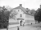 Biskopsgården i Linköping. Uppförd under åren 1733-1736 efter ritningar av Carl Gustaf Tessin. Residens för stiftets biskop.