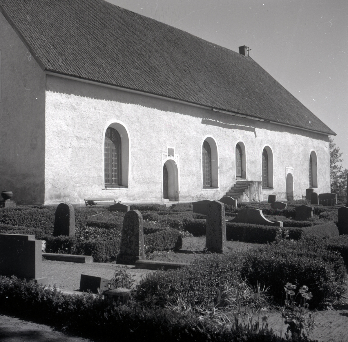 Döderhults kyrka. Exteriör långsidan med tornet till vänster. Sett snett från vänster.