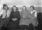 Gruppfoto, fyra flickor.