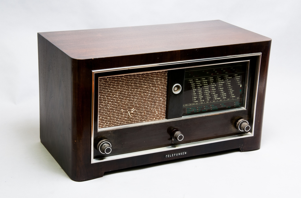 Nätansluten radiomottagare för växelström och likström. Långvåg, mellanvåg och kortvåg. med s.k. magiskt öga.
Telefunken 776 GWK, nr: u 11358 t.