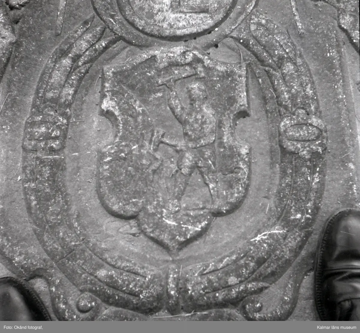 Gravsten på Gladhammar kyrkogård.

Gravhäll av kalksten med dubbel randskrift, textkartuscher och emblem. "Här under ligger begraven salig hos Herren Leonart Hosman, död den 30 april anno 1640. Gud förläne honom och alla kristtrogna en salig uppståndelse Amen.
Tysk text.

Leonard Hosman, holländsk bruksidkare, fick 1623 priv. på Gladhammars gruvor. Jämför Västerviks Historia där Hosman och hans kompanjon i mitten av 1630-talet sägs ha återvänt till Holland.