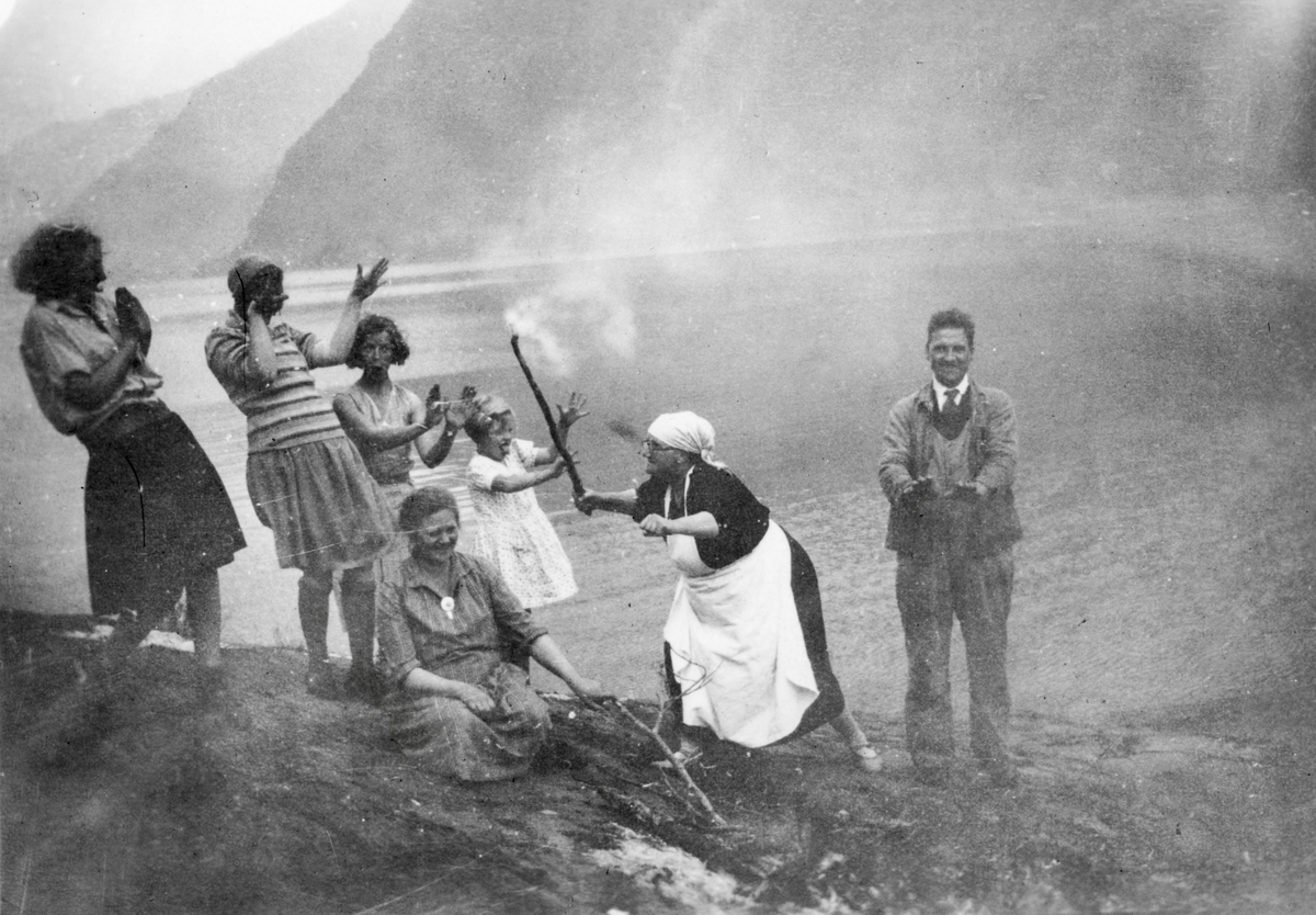 Utflukt med ablegøyer og bålbrenning ved fjorden.