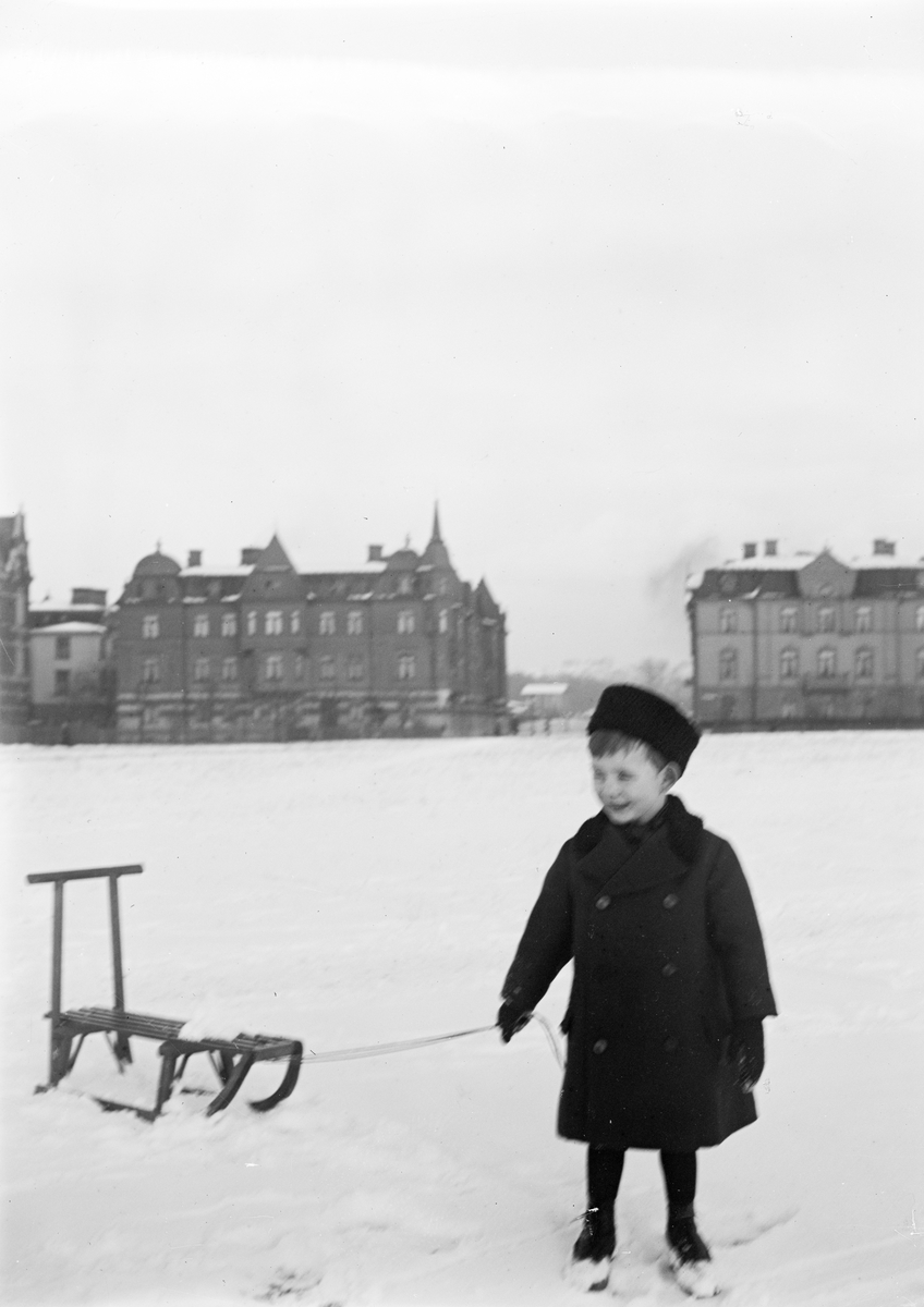 Sannolikt Roland Liljefors med kälke ute i snön, i Sverige