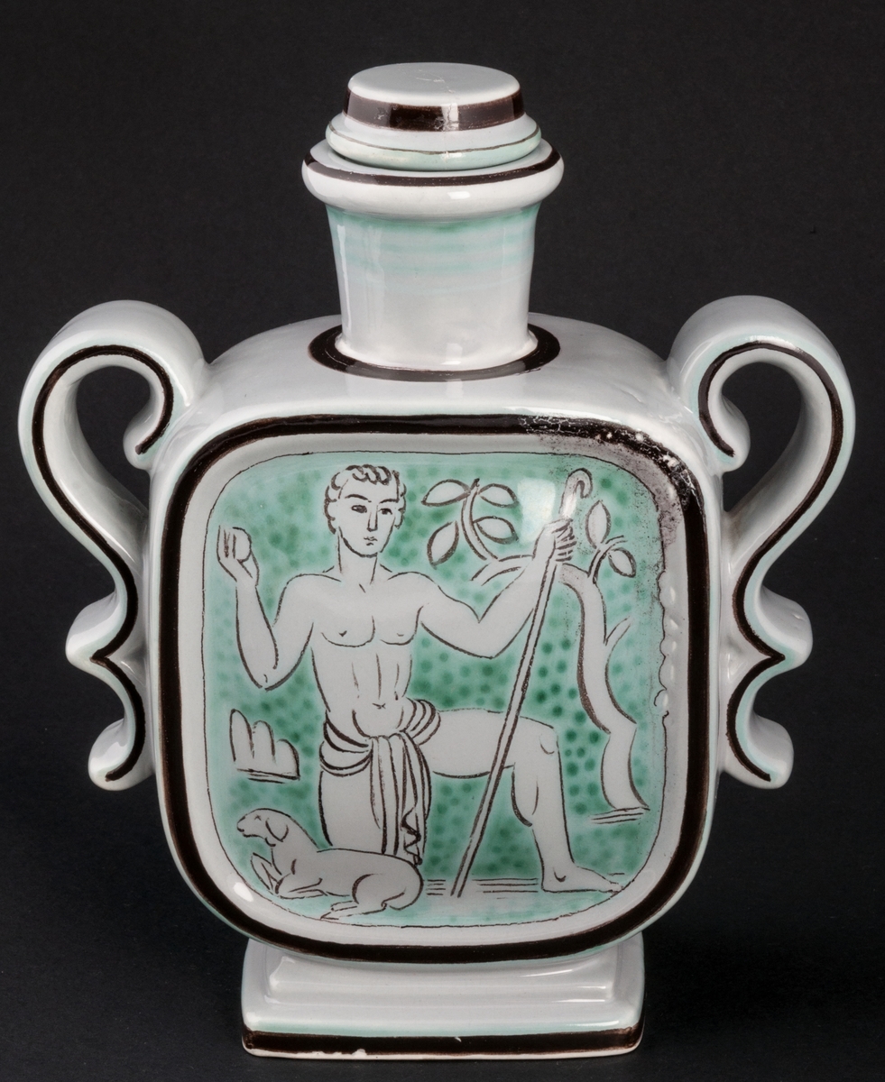 Vas i flintgods. Gefle Porslinsfabrik, modell A. Design Arthur Percy. Rektangulär form. Svagt konvexa bredsidor med figurmotiv, herde med får respektive tre kvinnor. Svängda hänklar. Närmast cylindrisk hals med propp. Dekor i grönt och svart. Signerad under: Percy Gefle. Pappersetikett: Modell A Orginal. Proppen sönderslagen och hoplimmad. Dekoren/glasyren skadad i bränningen på ena sidan.