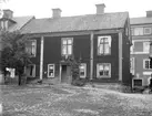 Gårdsinteriör från Nygatan 32 i Linköping 1929. Även benämnd som Mamsell Dufvas gård efter tidigare ägaren Erika Dufva (1844-1928). Vy mot norr.