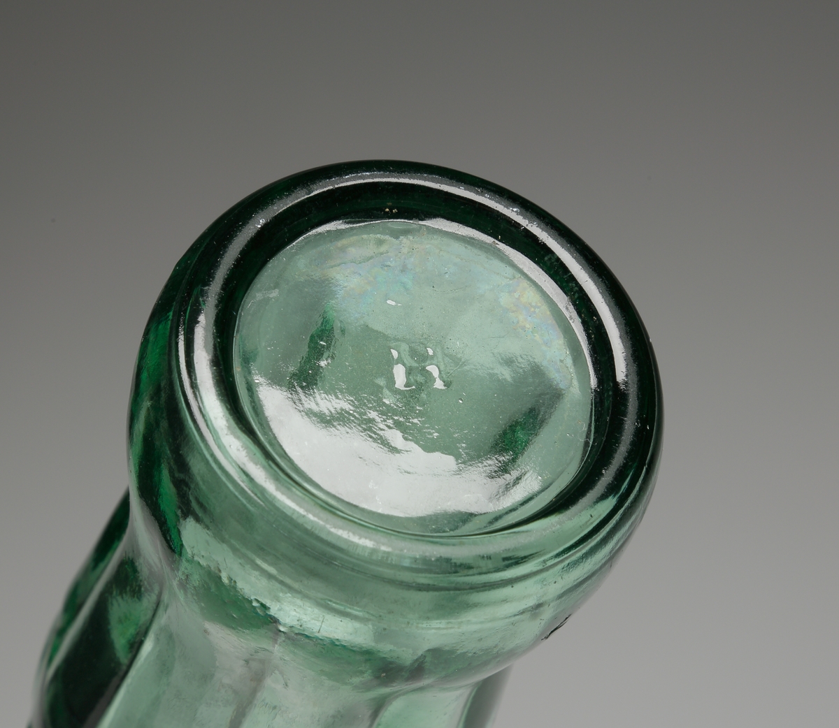 Coca-Colaflaska.
Den första modellen av Coca-Cola som tillverkades i Sverige. Drycken var förbjuden fram till 1952.