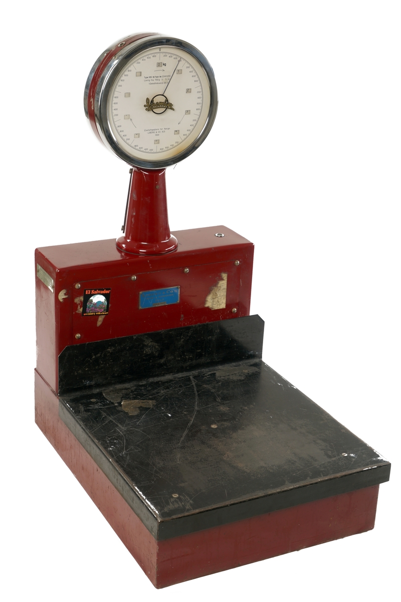 Vekt for veiing av varer fra 700 g til 50 kg. Av fabrikat: Schember. Eneimportør av denne vekten var Liberg & Co. i
Oslo.
Typenr.: 105 - 16. Babrikasjonsnr.: 22461/55.