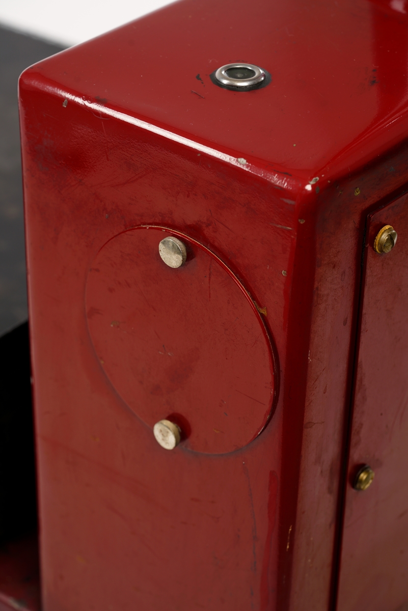 Vekt for veiing av varer fra 700 g til 50 kg. Av fabrikat: Schember. Eneimportør av denne vekten var Liberg & Co. i
Oslo.
Typenr.: 105 - 16. Babrikasjonsnr.: 22461/55.