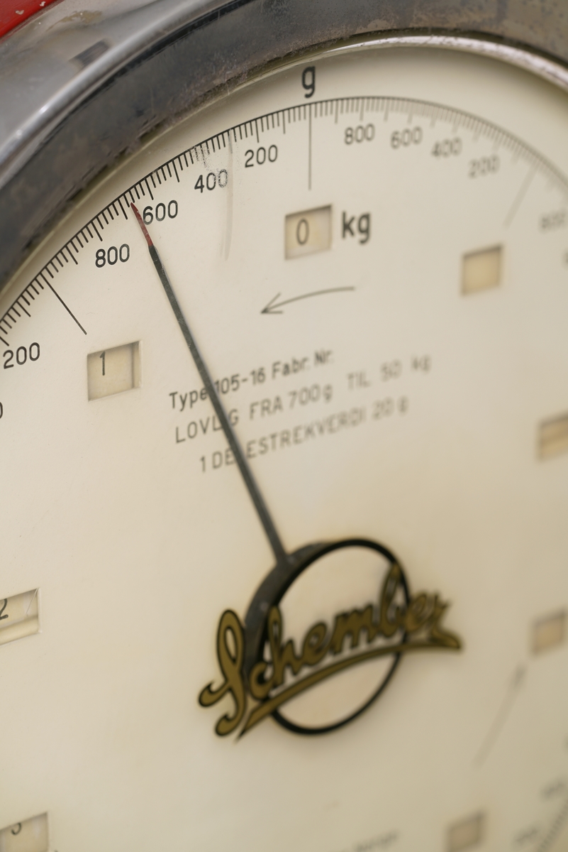 Vekt for veiing av varer fra 700 g til 50 kg. Av fabrikat: Schember. Eneimportør av denne vekten var Liberg & Co. i
Oslo.
Typenr.: 105 - 16. Babrikasjonsnr.: 22461/55.