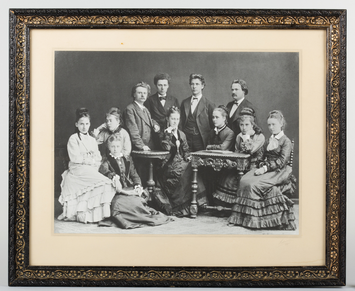 Avbildet:
Sittende fra venstre: Birgit (Bibba) Dahl, Bergitte Oftedal, Randi Nilsen (foran), Inger Holst, Ragna Goplen, Anna Bjurstedt og Eline Aune (g. Brænne). Stående bak f.v: Edvard Grieg, Lauritz Grimstad, Hugo Ingelius og Johannes Haarklou.